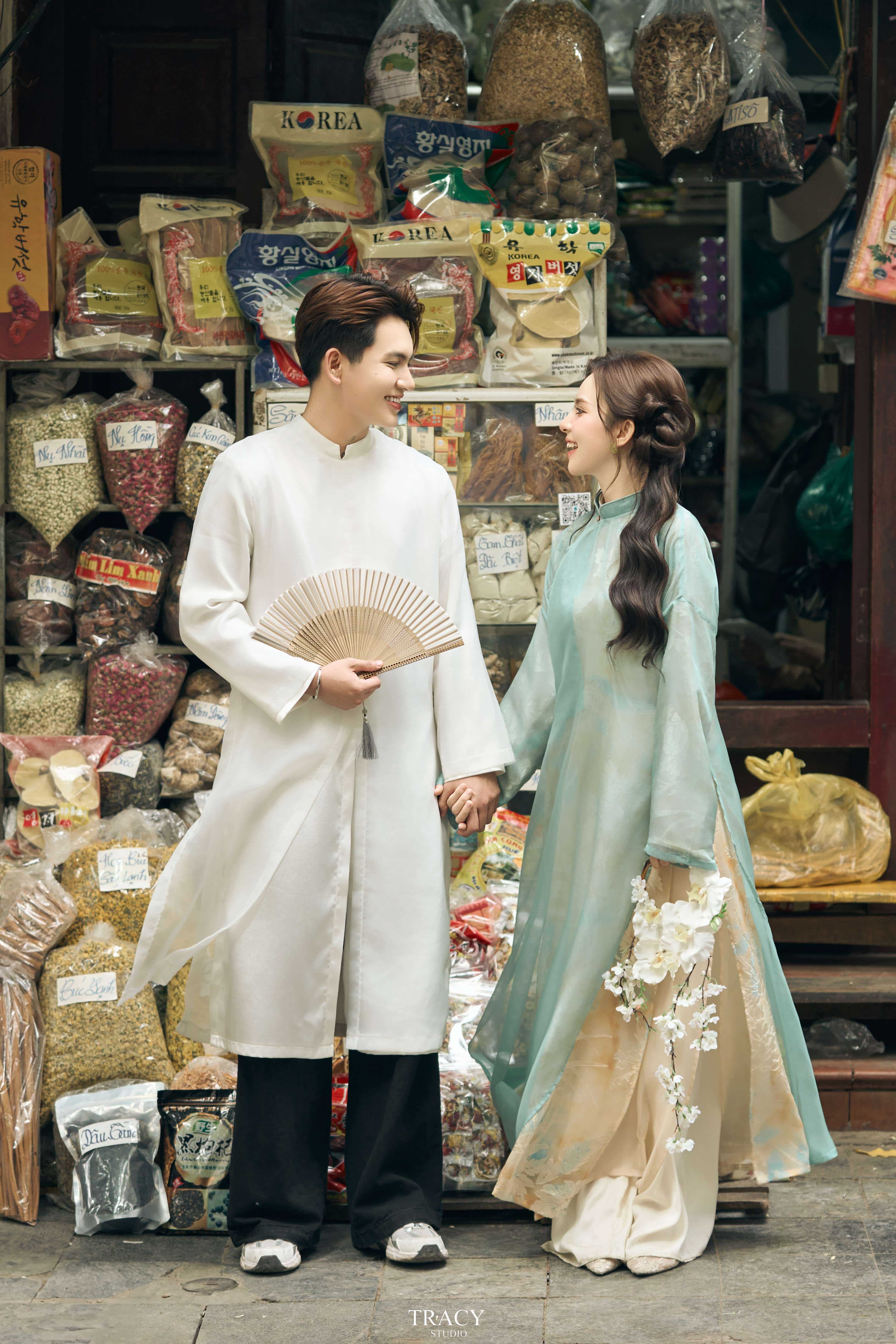 frontend/img/gallery/anh-tet-yem-ao-dai/tracy-studio-chup-concept-ao-dai-couple (3).jpg